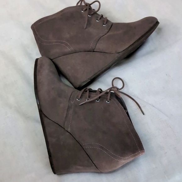 Women’s Lace Up Wedge Booties by Arizona, Taupe - Size 9.5 Lightly used - Picture 8 of 10